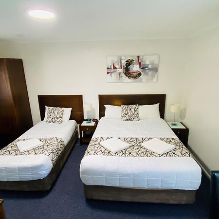 Colonial Lodge Motor Inn แยส ภายนอก รูปภาพ