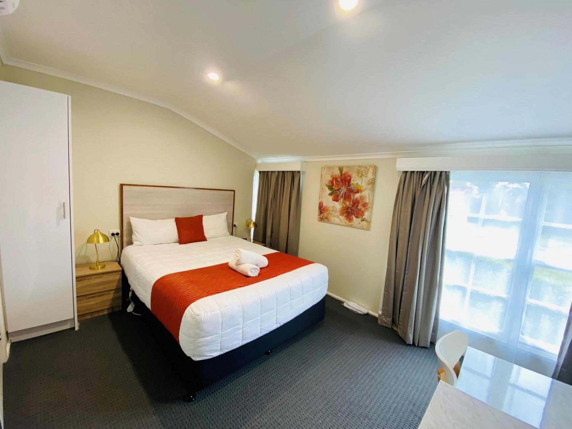 Colonial Lodge Motor Inn แยส ภายนอก รูปภาพ
