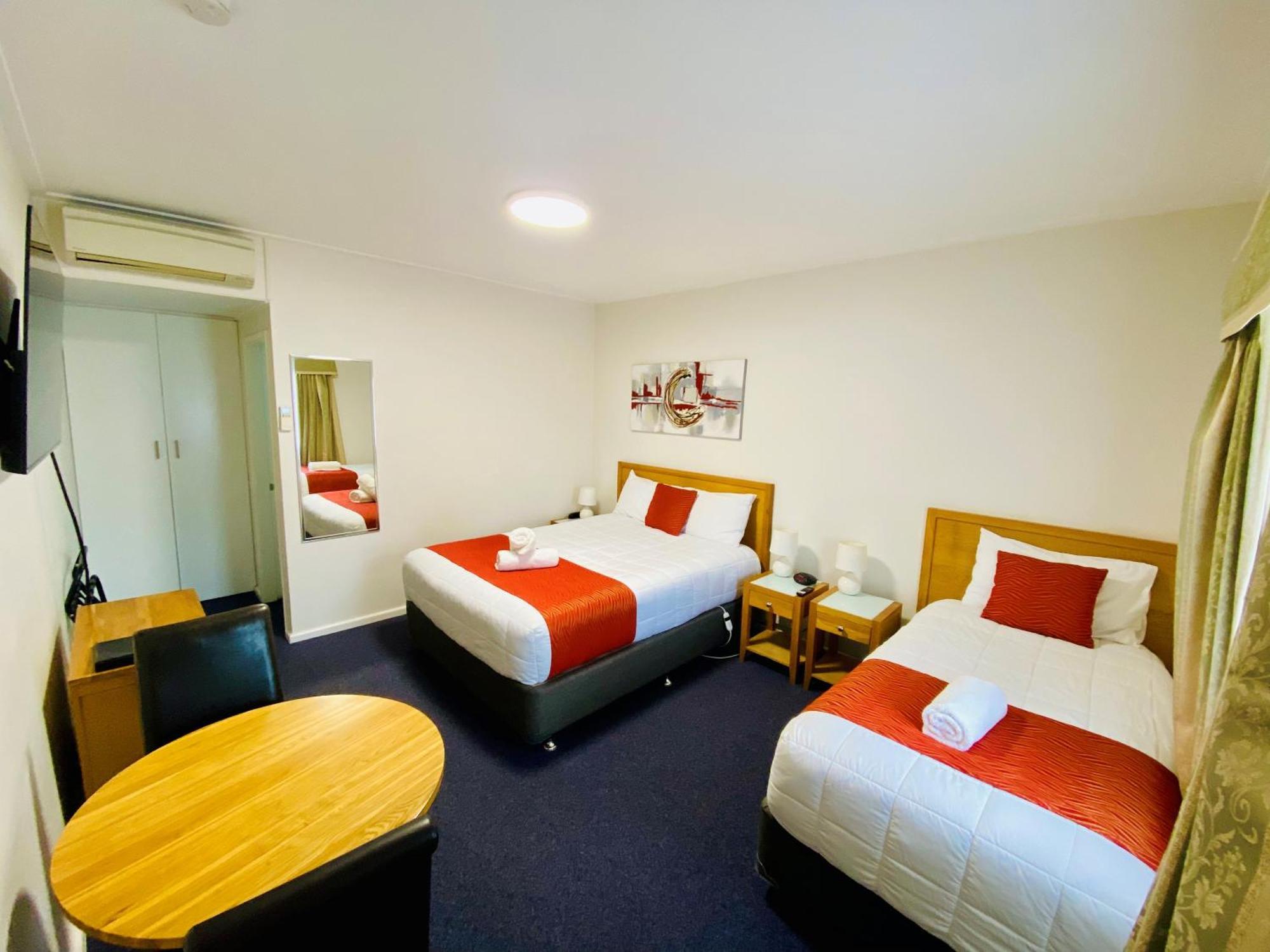 Colonial Lodge Motor Inn แยส ภายนอก รูปภาพ