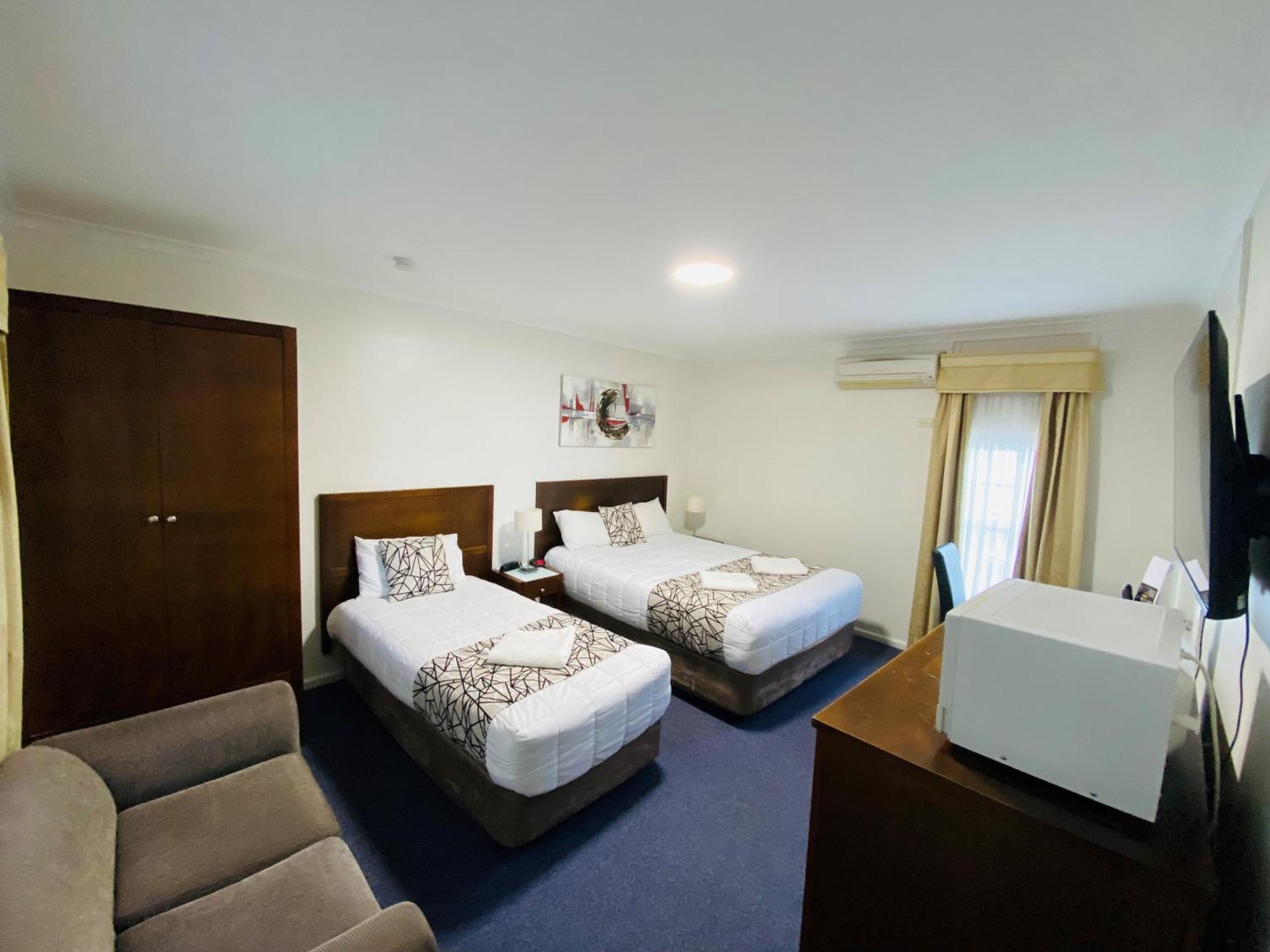 Colonial Lodge Motor Inn แยส ภายนอก รูปภาพ