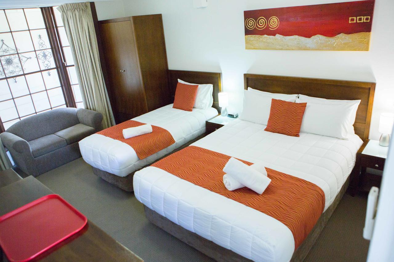 Colonial Lodge Motor Inn แยส ภายนอก รูปภาพ