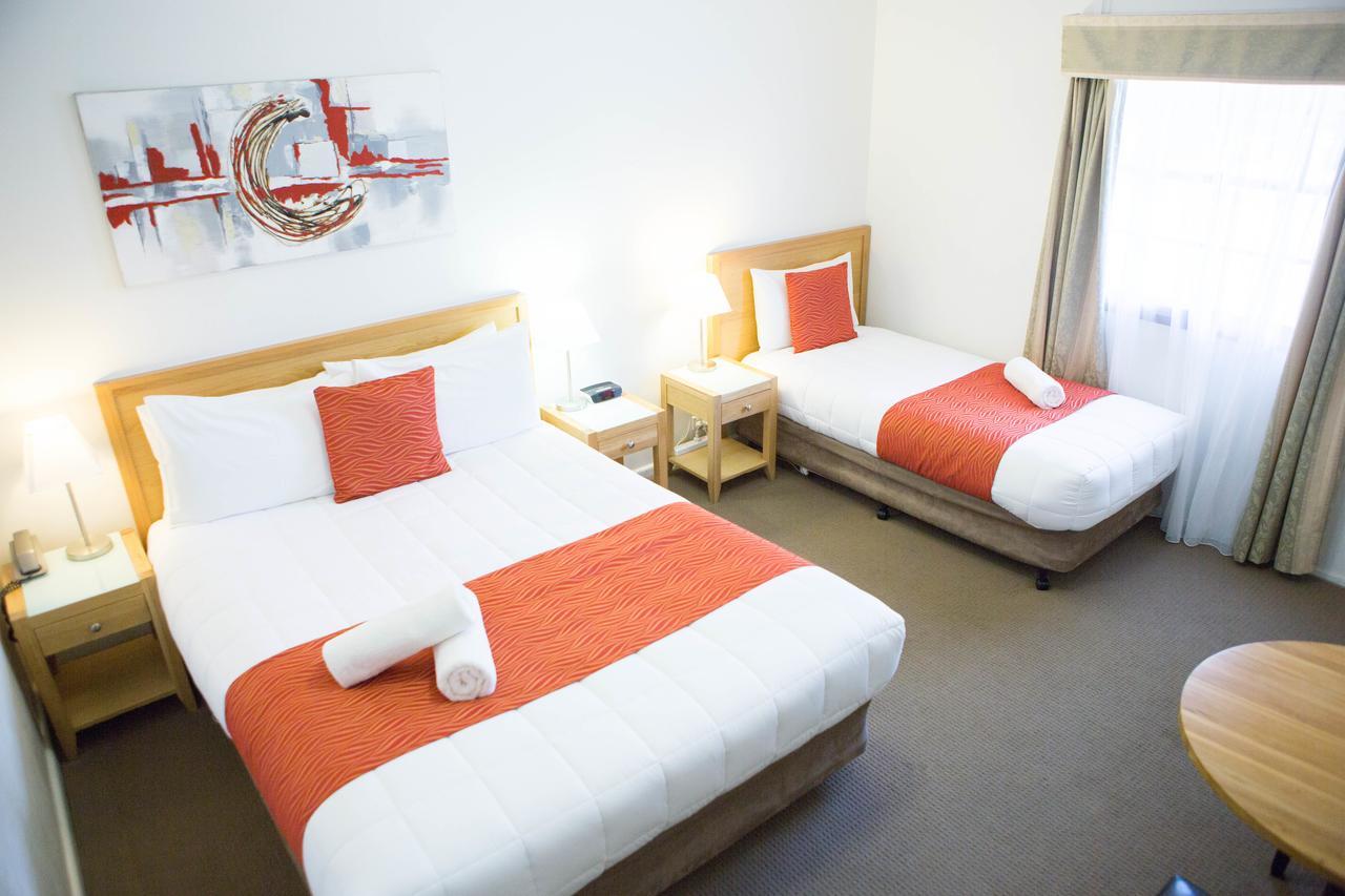 Colonial Lodge Motor Inn แยส ภายนอก รูปภาพ
